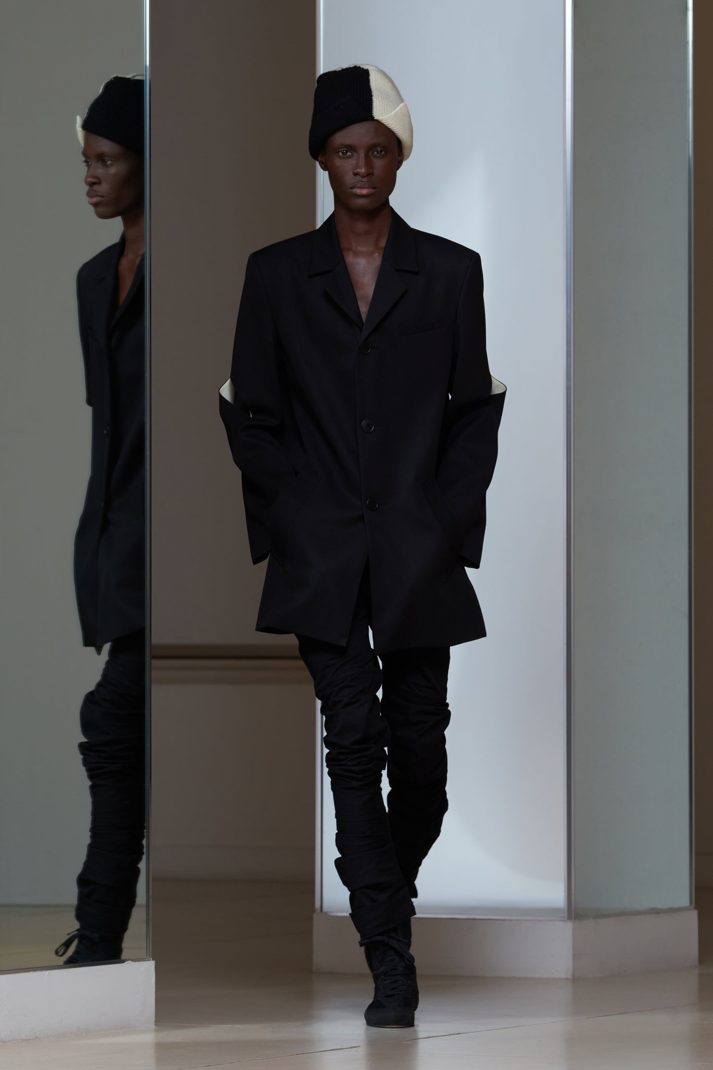 SLASHED COAT IN BLACK